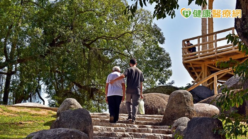 病人若出現呼吸困難、冒冷汗、意識混亂或單側肢體無力等類中風症狀，若有上述情形，應儘速就醫，把握黃金搶救時間。