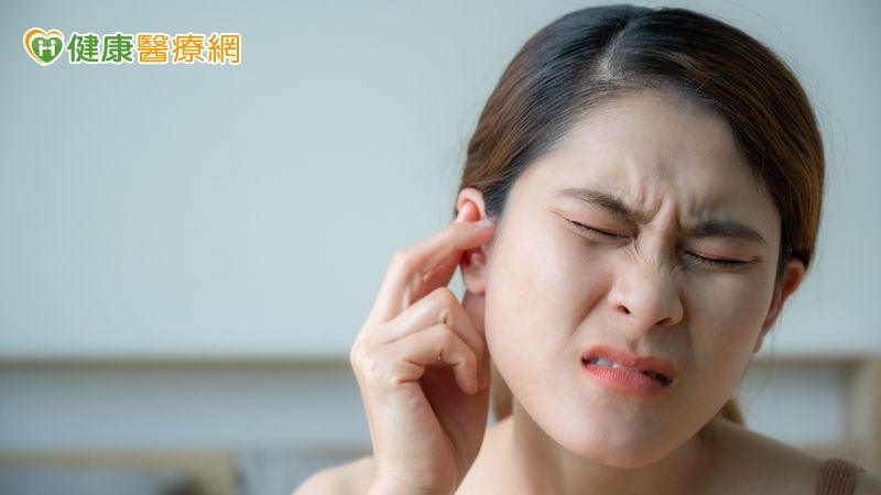 耳咽管阻塞常見於感冒、過敏性鼻炎或鼻竇炎患者，因鼻側黏膜水腫阻塞管道，無法順利平衡壓力。