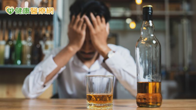 營養師建議，有酗酒的人應盡速戒酒，養成均衡飲食的飲食習慣，才能降低罹病風險。