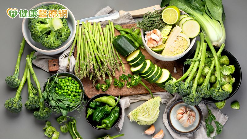 多數人認為吃蔬菜、多補纖維，腸道才會通順，於是蔬果、益生菌成為許多便祕者的基本配備，但有時少吃更好。