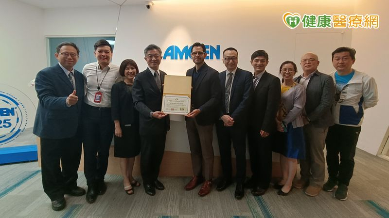 協助藥業經營者培養藥品行銷暨管理人才，該協會頒發榮譽MR證書給台灣安進藥品公司，表彰該公司對醫藥產業發展的付出。