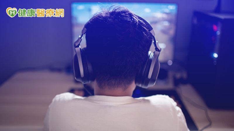 當面對孩子問題性網路使用行為時，家長應避免責罵與指責，因為負面溝通常會加劇對立情緒。共同找到可以取代遊戲、同時帶來成就感與連結的活動，會是更有效的陪伴方式。