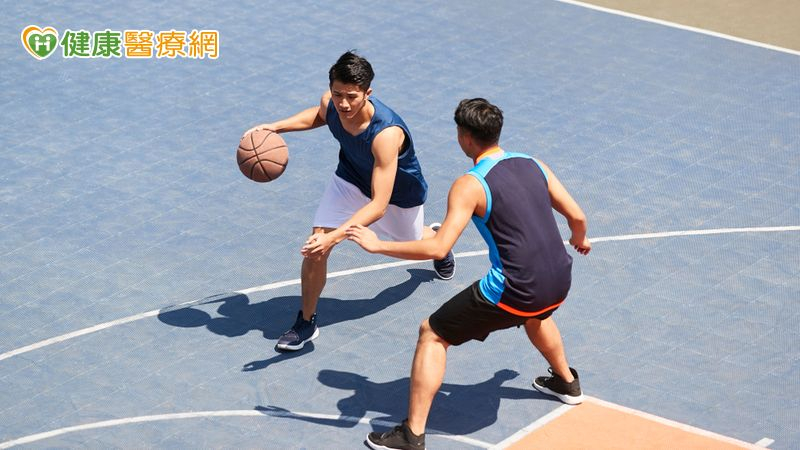 醫師提醒，室內熱傷害也不容忽視。若通風不良或衣物厚重，加上長時間未補水，即使在冷氣房也可能中暑。