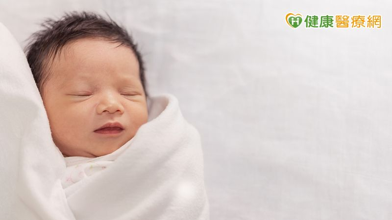 新生兒腸病毒傳染途徑包括：產前透過胎盤、分娩時接觸產道分泌物，或出生後由照顧者傳染。