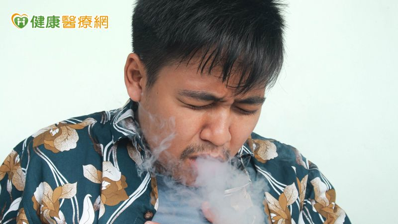 如果長期使用依托咪酯，不僅會上癮，更會導致手背關節處、手肘、膝蓋、黏膜變黑。