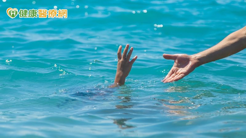 針對戶外戲水，國民健康署呼籲家長與幼兒保持一手臂可及之距離。