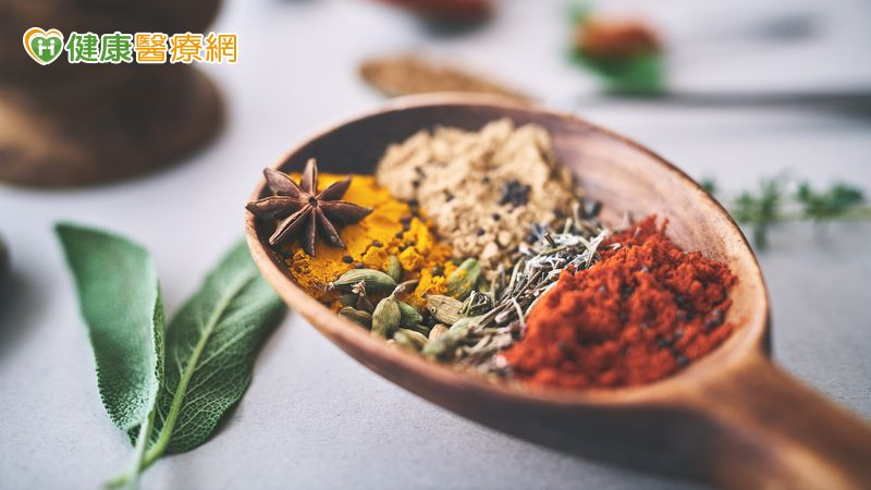 低鈉、減鹽、薄鹽調味品，成為許多腎友採購的首選。這類產品降低鈉含量，卻以其它鹼金屬元素取代，構成額外風險。