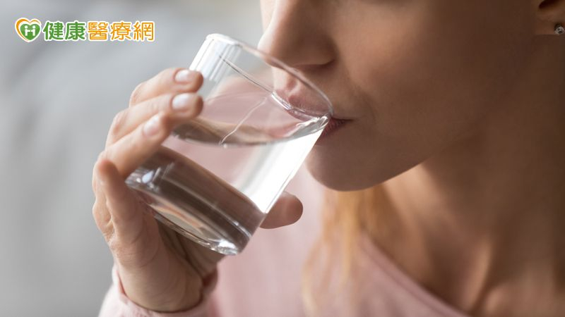 葉國明醫師強調，預防勝於治療，平時保持充足飲水、避免憋尿、注意個人衛生與性行為清潔，是防範泌尿道感染的第一道防線。