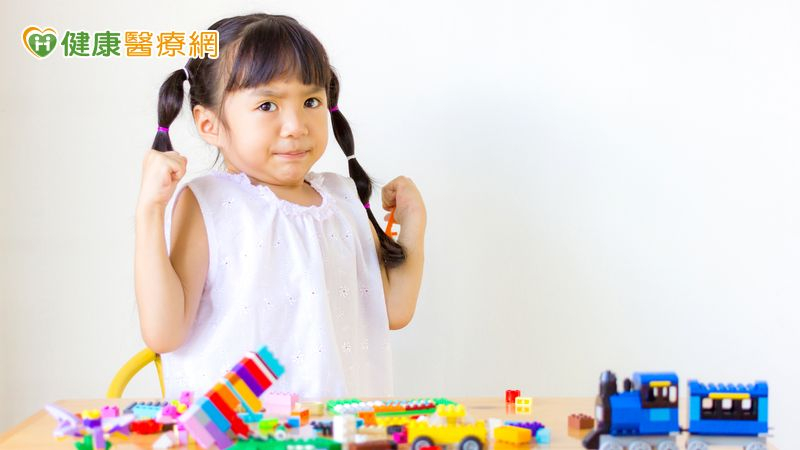 ADHD若能早期發現治療，成效越好，因為年紀越小，腦部可塑性越高，但藥物只是工具，必須搭配行為治療、心理輔導與家庭合作。