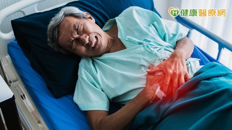 莊先生今年2月因嚴重車禍送至亞東醫院急診，除了臉部、手部與大腿多處骨折，並合併腹腔內出血，緊急進行剖腹手術，恢復良好，未料兩週後發生「急性膽囊炎」。