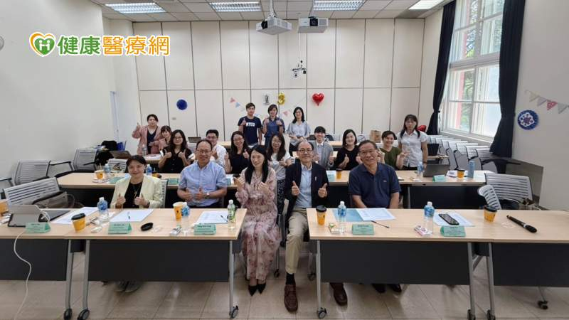 徐瑋勵教授(國立台灣大學物理治療學系，左一)、Yih-Kuen Jan教授(伊利諾大學香檳分校，左二)、童恒新特聘教授兼系主任(國立陽明交通大學護理學系，左三)、劉介宇教授兼所長(國立陽明交通大學社區健康照護研究所，右二)、胡剛教授( 路易斯安納州立大學Pennington Biomedical Research Center)。