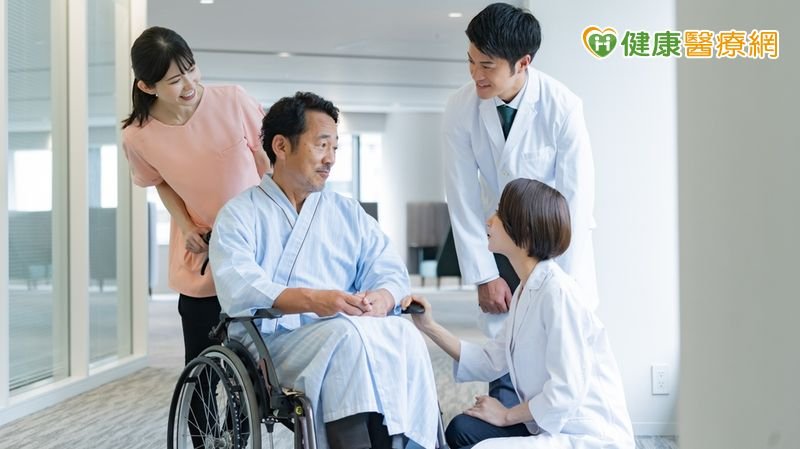 出院常是病人身心最脆弱的時刻，專業人員若能即時介入，往往能提供實質幫助與心理支持。