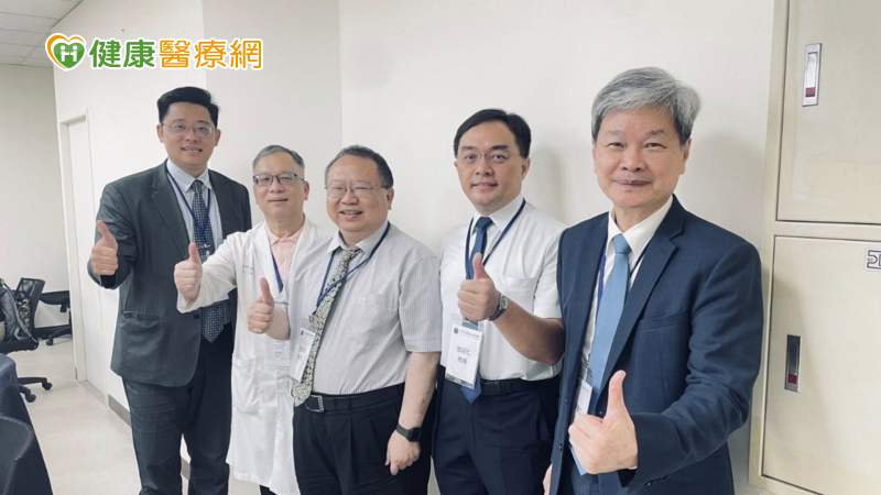攝於中華民國重症醫學會工作坊活動，翁紹仁理事長(右二)與尹彙文醫師(右一)及陳韋成醫師(左一)