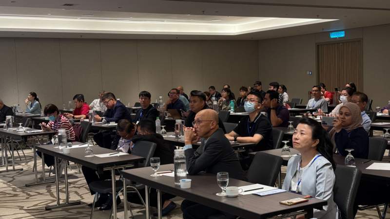 长庚医院于马来西亚举办健康讲座暨AI智慧医院研讨会。右2为林口长庚国际医疗中心冯思中主席、右1为卫福部驻马来西亚代表吴玲莹简任秘书。 （台湾长庚医院提供）