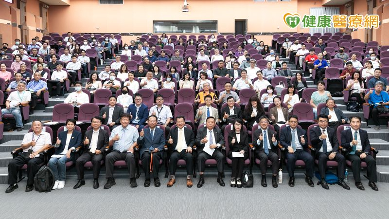 藥局產業的蓬勃發展提供了新的合作契機，透過深入分析台灣藥局藥妝零售通路的現況與成功模式，為藥商經營者提供清晰的策略方向。