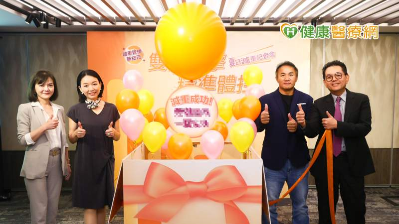 由左至右分別為生技公司代表曾心捷、楊名錦醫師、張泰山、楊名權院長。