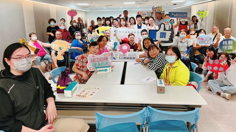 衛生福利部桃園醫院特別設計出全台首創、兼具教育與趣味的「糖友外食卡片」桌遊，圖：部桃提供