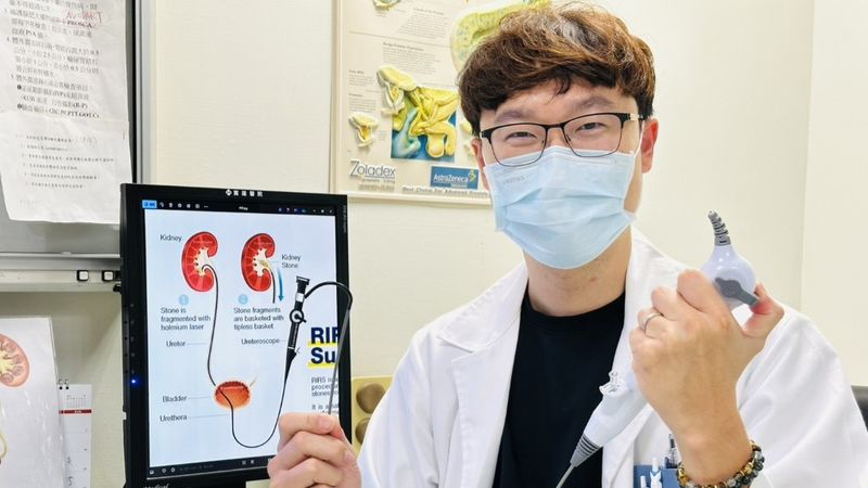 遠洋船員返台健檢驚見多顆結石，寶建吳宗憲醫師以軟式輸尿管鏡助一次清除。（寶建醫院提供）