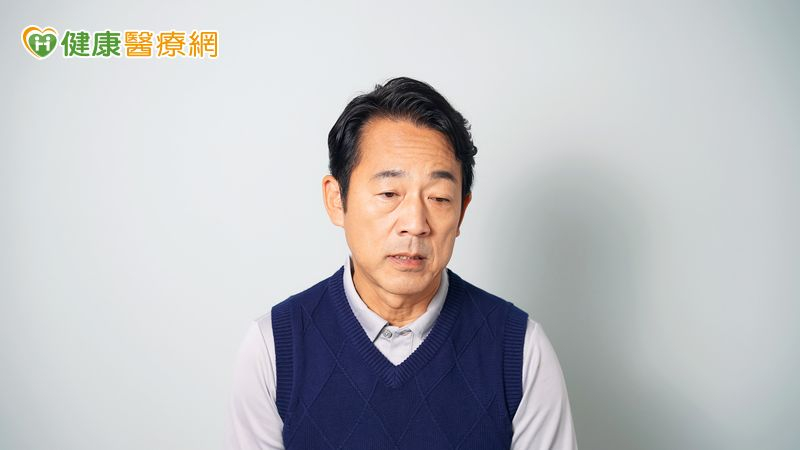 原本性格穩定的男性，近期卻常因小事發脾氣、抱怨疲倦，甚至夜間難以入眠。這些變化不一定是壓力或個性問題，而可能與男性睪固酮的逐漸下降有關。