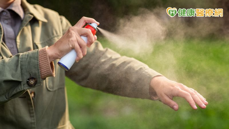 屈公病由帶病毒的白線斑蚊或埃及斑蚊叮咬而感染，潛伏期為2至12天，發病前2天至發病後5天為病毒血症期。