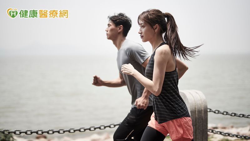 規律運動與癌症患者整體死亡風險顯著降低有關。運動不僅對康復者有益，對正接受治療中的病患也發揮重要作用。