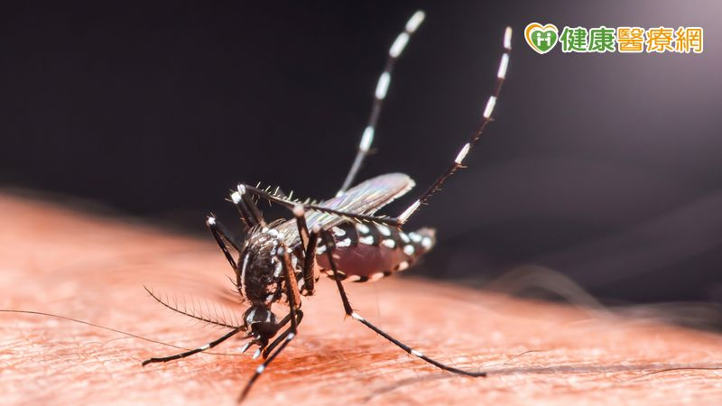 林口長庚醫院兒科急診吳昌騰醫師分享2021年一位新生兒染病的案例，孩子不只發燒、持續哭鬧，臉部還出現大面積發黑，提醒民眾新生兒病況可能更嚴重，應多加留意。