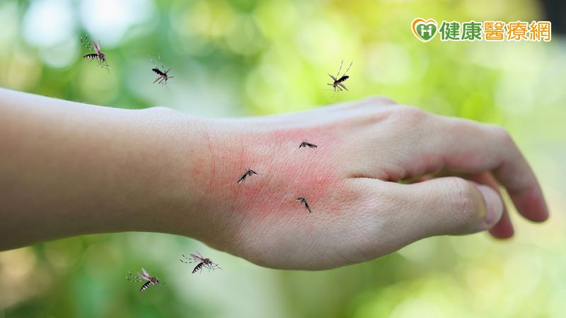 瘧疾早期症狀與流感類似，主要為發燒，也可能出現頭痛、肌肉痛、關節痛、噁心、嘔吐和疲倦等症狀。