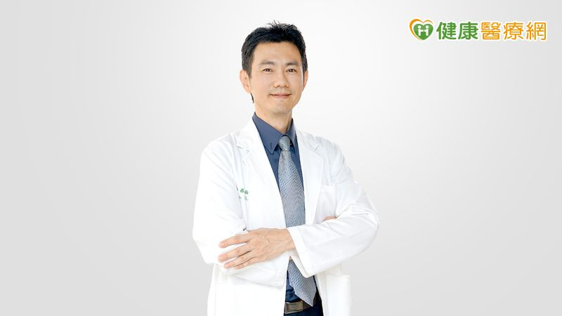 台中公益諾貝爾眼科羅育倫醫師說，白內障成因多元，年長者應及早檢查，避免視力惡化影響生活品質。