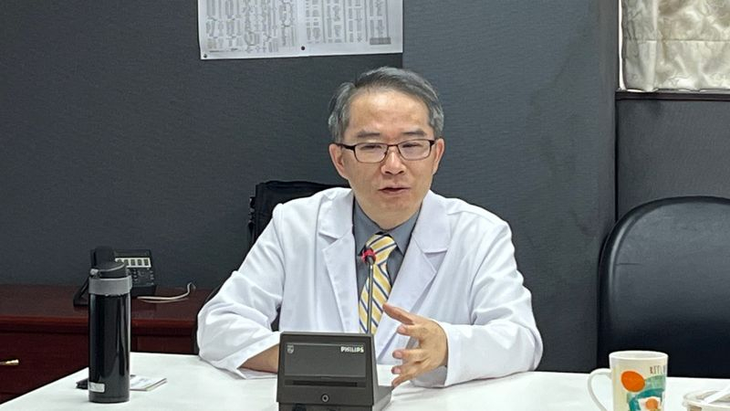 衛生福利部基隆醫院副院長蔡翊新分享一名四十多歲男性腦瘤病患的案例。（衛福部基隆醫院提供）