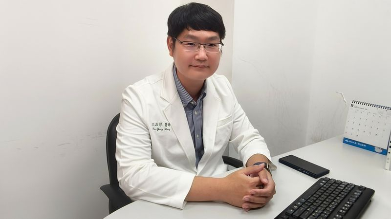 恩主公醫院精神科醫師王品洋建議，把心理健康當作如同生理健康一般，也需要定期「情緒健檢」。