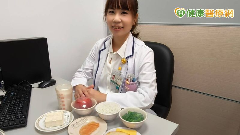 骨頭顧得好 老翁也能當鏟子超人!顧不好 長期背痛還骨折!專家教顧骨本三要訣 10ac08ccdaa1cf31ef0643fac65fbd4c