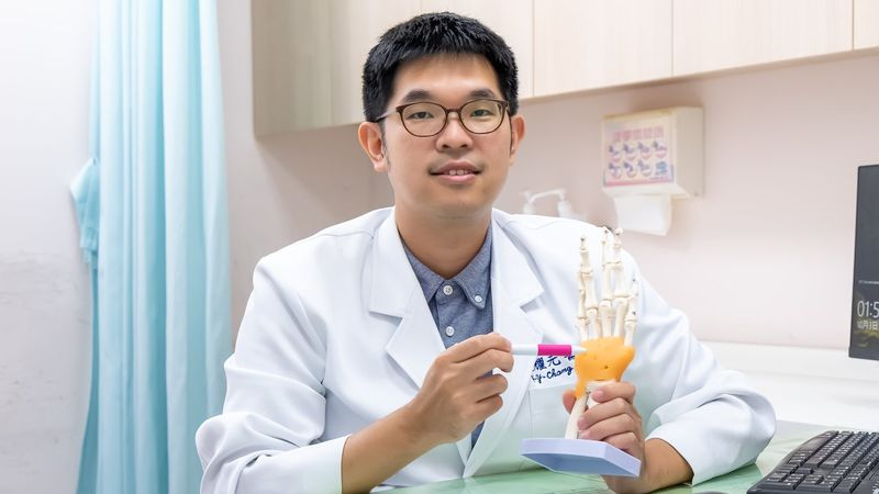 張耀元醫師說，避免手腕長時間維持同一姿勢，例如辦公族在使用電腦時，應養成每隔三十分鐘起身伸展的習慣，以促進肌腱與神經的滑動。（記者彭新茹攝）