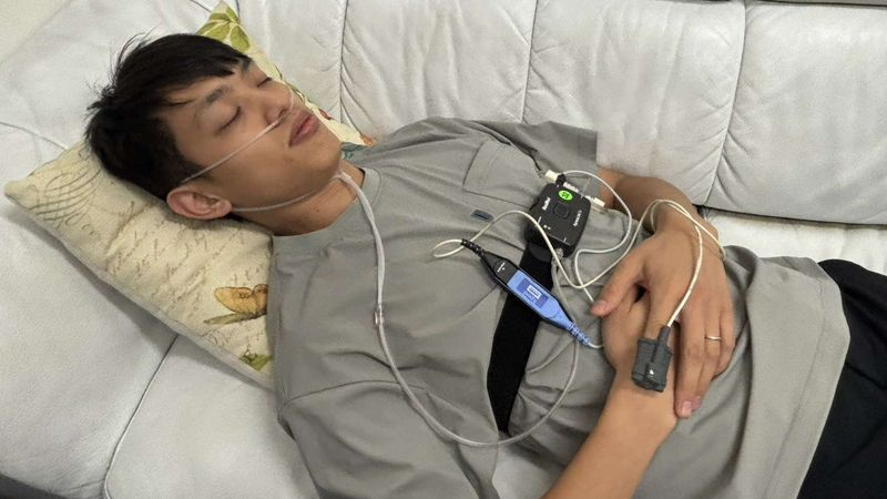 范先生在醫師建議下戴了陽壓呼吸器，治療呼吸中止症造成的缺氧問題，使用約三周，他白天的精神改善許多。圖：恩主公醫院提供