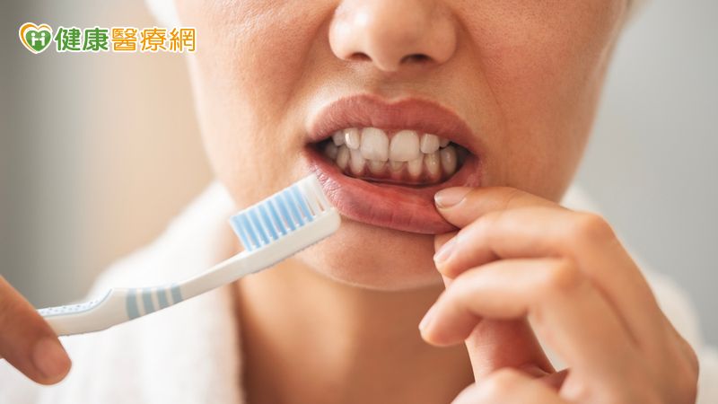 刷牙太用力反傷害牙齦 專家提醒:正確潔牙應細緻、持之以恆、用 正確的清潔方式與合適的清潔工具選擇,是維持口腔健康的關鍵因素。