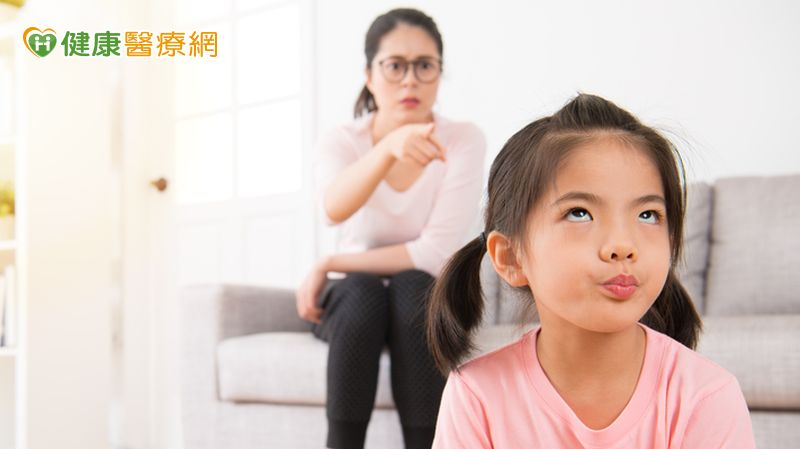 頂嘴其實需要具備良好的時間、空間組織能力、記憶力和邏輯推演力，孩子才有辦法從大人不一致的言行中，找到可以反駁的突破口。