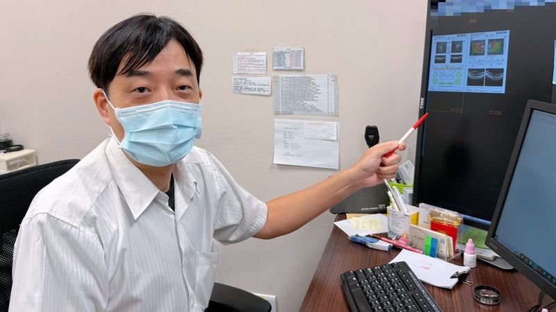 醫師何宜豪提醒，虹膜炎常被民眾誤認為結膜炎，若出現單眼紅痛、畏光或視線模糊等症狀，務必盡快就醫檢查。（記者陳金龍攝）