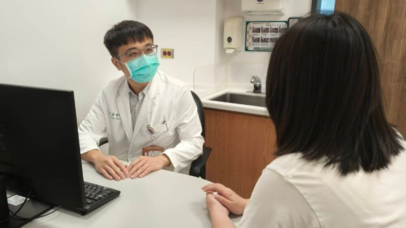 恩主公醫院一般外科醫師陳彥嘉表示，引發乳癌的危險因子相當多元。圖：恩主公醫院提供