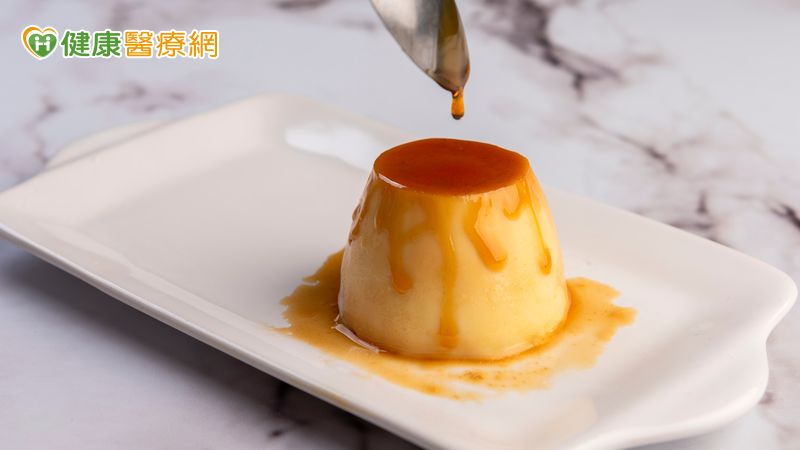 程涵宇營養師比對翻轉布丁與經典布丁的營養成分，發現經典布丁每份含有110大卡、糖16公克，而翻轉布丁則是123大卡、糖27.9公克，糖量增加近12公克。