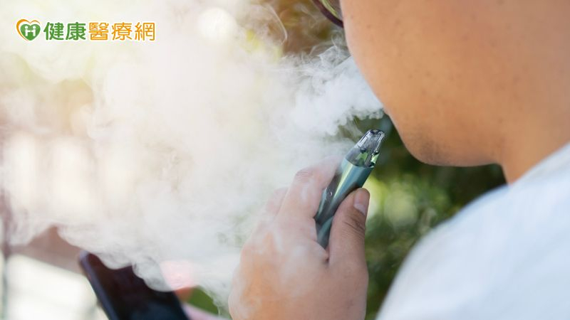 行銷話術引年輕人吸「加熱菸」 醫:一樣有尼古丁且含量遠超過規定 fd183834b1bd72da54b7edd00535b725 l