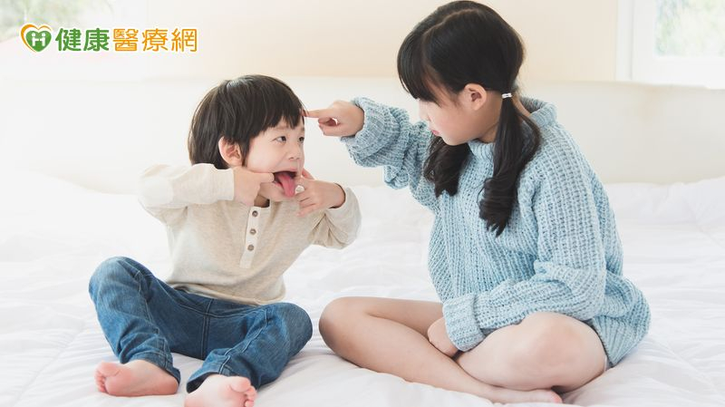 孩子在與弟弟妹妹說話時，有時語氣與指責內容像是縮小版的大人，其實孩子只是複製了家中的衝突模式，還沒能分辨其中的分寸、強度或情境差異。