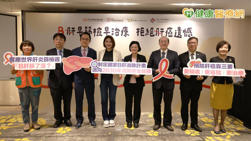 臺大醫院肝炎研究中心楊宏志主任（左二）指出，在台灣肝癌的發生數與死亡數仍居高不下，其中70%肝癌成因與B肝相關，每年造成5,000人死亡。