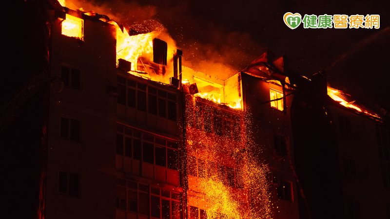 濃煙是火場的頭號殺手，不可嘗試穿越濃煙逃生，而濕毛巾無法阻擋會造成人命傷亡的有毒氣體，千萬不要為了找濕毛巾耽誤寶貴的逃生時機。（示意圖／Shutterstock）