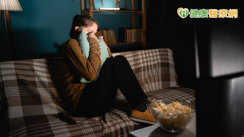 恐怖片為何吸引人?還能緩解焦慮?專家解析「又怕又愛看」心理機制! 960f8b51baa4750337468857a7ee2451 l