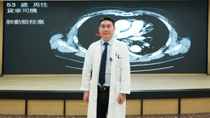 醫師吳柏青指出，動脈栓塞高風險族群若突然出現呼吸困難、胸痛、咳血、暈厥或心跳加速等現象，應盡速就醫檢查。（記者林怡孜攝）