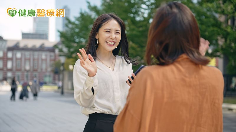 「友誼」不只限於深度的交心，日常生活中的小互動，像與鄰居打聲招呼、在常去的咖啡廳與店員聊上幾句，也能減少孤獨感。