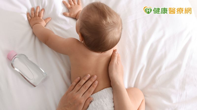 了解嬰兒油常見成分、使用時機!食藥署:寶寶肌膚「2狀況」用前要謹慎 cd9f35fa61521a230b1e6edf0f10bd88 l