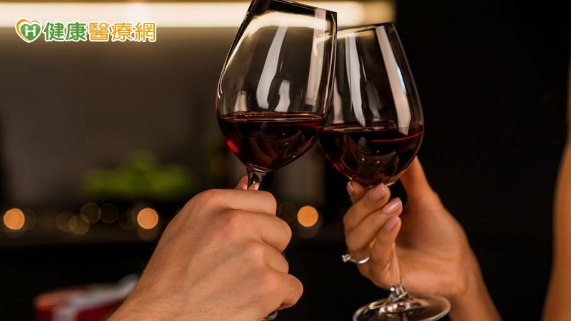 每天小酌一點點沒關係?醫示警:失智風險比你想的高 cdbded4eff6876ed40202f940e70b533 l