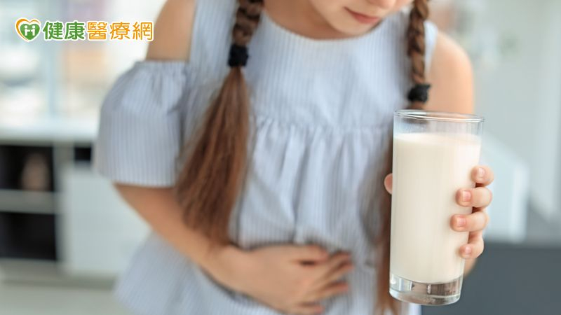 盧醫師提醒，抽血或皮膚點刺的「陽性」結果並不等於真過敏，很多人數字高、實際吃不會發作。若看報告就大幅禁食，容易造成營養不良、加劇生活負擔，也不見得能改善濕疹。