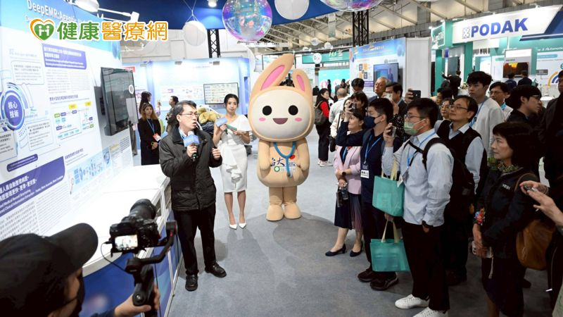 臺大醫院精選11項突破性技術，全面升級臨床照護品質；臺灣大學則攜手合作院校，呈現10項多元創新研發成果，展現學術界在醫療科技領域的深厚實力與前瞻視野