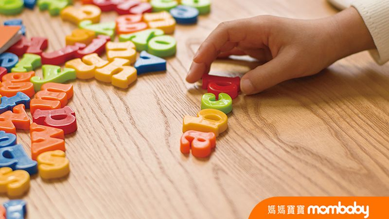 雙語環境讓孩子語言發展遲緩？自然習得多語父母這樣做。